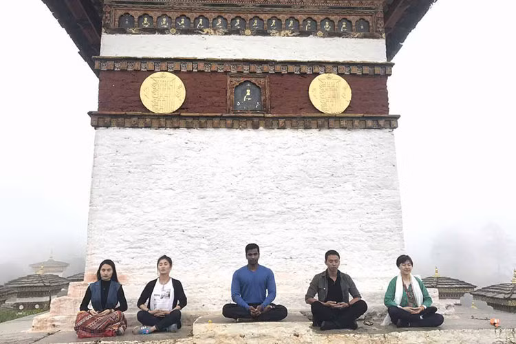 Nữ diễn viên phim “Cổng mặt trời” ngồi thiền cùng chồng và các học viên trong lớp học yoga. Ảnh: Fanpage Guru Yoga