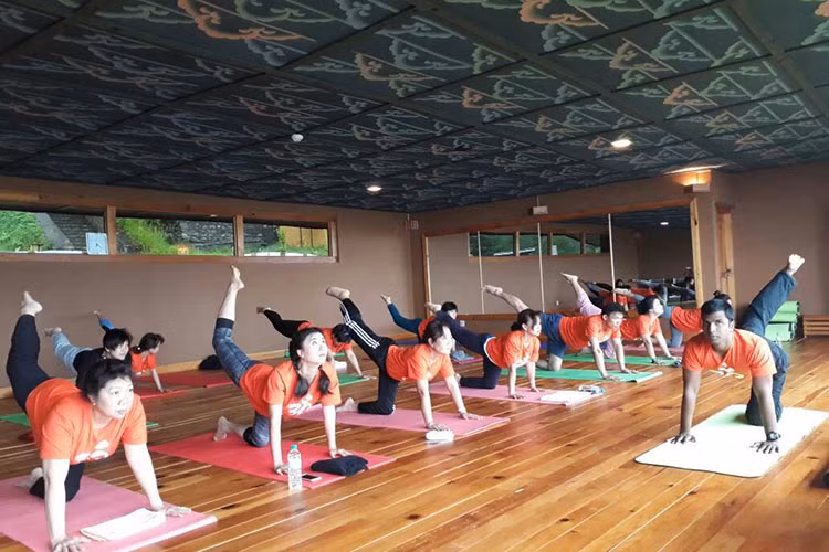 Nguyệt Ánh hiện vẫn là một trong những học viên trong lớp yoga do chồng làm giáo viên. Ảnh: Fanpage Guru Yoga