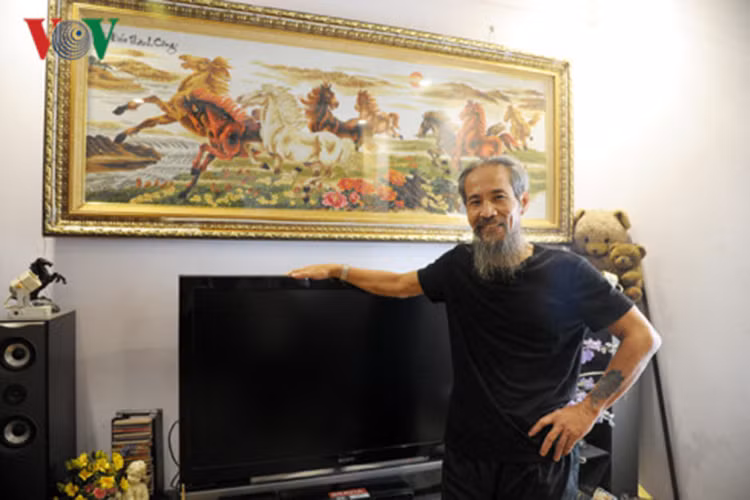 Rảnh rỗi, nghệ sĩ Chu Hùng thêu tranh. Theo lời nam diễn viên, những bức tranh trong nhà đều do ông thực hiện. Ảnh: VOV