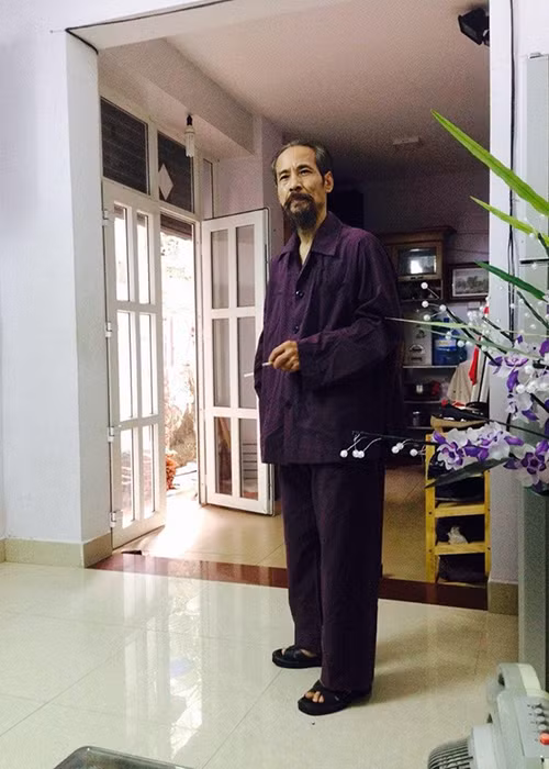 Nghệ sĩ Chu Hùng sử dụng mạng xã hội khá thành thạo. Lúc rảnh, ông thường vào đọc chia sẻ của người thân, bạn bè. Ảnh: FBNV