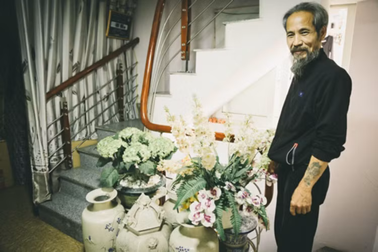 Ngoài chăm cháu, “Thế chột” của “Người phán xử” còn dọn dẹp nhà cửa, đi chợ và nấu ăn giúp vợ và con dâu. Ảnh: Dân Việt