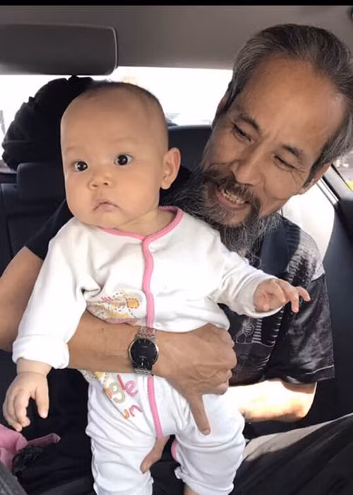 Trên trang cá nhân, nghệ sĩ Chu Hùng thường xuyên chia sẻ hình ảnh cô cháu gái xinh xắn của mình. Ảnh: FBNV