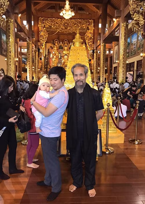 Sau khi nghỉ hưu ở Nhà hát kịch Hà Nội, nam nghệ sĩ có nhiều thời gian dành cho gia đình hơn. Ảnh: FBNV