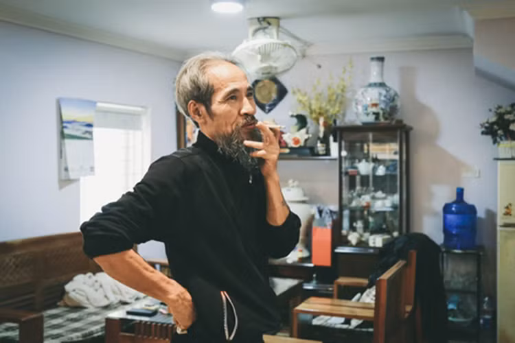 Không chỉ thêu tranh, nam diễn viên phim “Người phán xử” còn có khả năng về hội họa cũng như có thể tự tay sửa chữa đồ dùng trong gia đình. Ảnh: Dân Việt