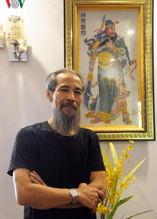 Nghệ sĩ Chu Hùng cho hay thêu tranh là sở thích và năng khiếu từ ngày bé của ông. Ảnh: VOV