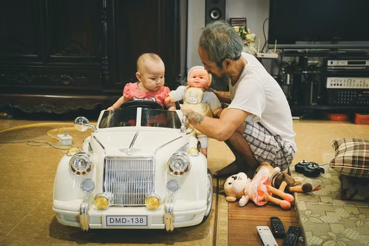 Khi không đi đóng phim, nam diễn viên phim “Người phán xử” trông cháu giúp con trai. Ảnh: Dân Việt