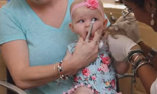 Dung toc gay: Ba me giu chat con vai thang tuoi bam lo tai