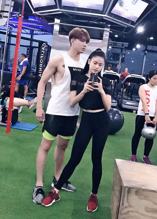 Vợ chồng Tim - Trương Quỳnh Anh chụp ảnh tự sướng ở phòng tập gym.
