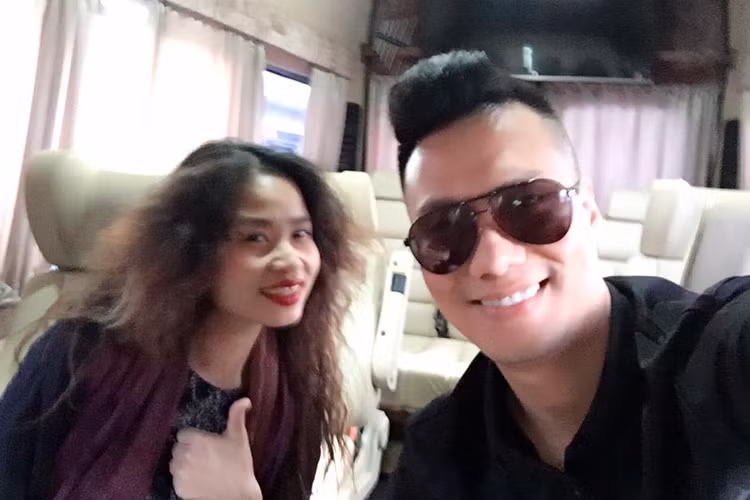 Diễn viên Việt Anh ghi lại nhật ký ngày trở lại Nga sau 9 tháng. "Ngày đầu tiên tại Moscow đã giật mình tanh tách khi 2 anh em vừa bước ra cửa máy bay đã thấy tên mình trên bảng tên to đùng và được 1 bạn an ninh mặt cực lạnh lùng đưa đi không nói 1 lời... Nghĩ thôi xong rồi, khả năng bị trục xuất là cao, ai ngờ .... Tiếp đón và làm thủ tục nhanh như điện và lịch sự dã man, khác hoàn toàn ấn tượng lần trước đến Nga khi phải chờ 3 tiếng để check in. Hỏi ra mới biết cửa mình vừa đi qua là dành làm thủ tục cho các nguyên thủ... Choáng 5 phút!", anh viết.