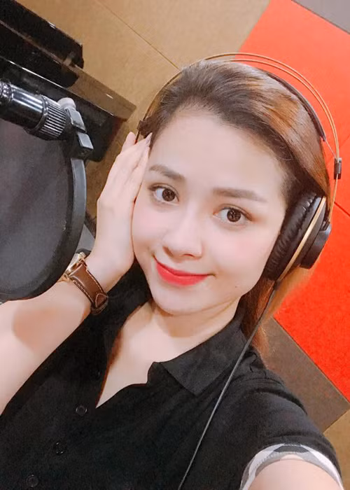 Dương Hoàng Yến than thở sau khi chấm thi xong rồi đi thu âm thì gặp tình trạng ù tai, mũi sụt sịt.