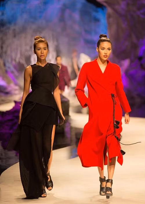 Năm 2013, Lan Khuê gặp lại Minh Tú tại cuộc thi Siêu mẫu Việt Nam. Lúc này, cả hai vẫn là đối thủ đáng gờm của nhau cho ngôi vị cao nhất của cuộc thi. May mắn hơn Minh Tú, Lan Khuê về nhất còn Minh Tú giành giải bạc. Ảnh: Đời sống pháp lý