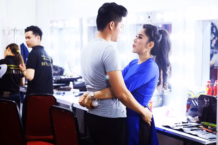 Lê Phương - Trung Kiên yêu nhau sau một chuyến đi Trường Sa. Sau gần một năm hẹn hò, cả hai mới quyết định tiến tới hôn nhân.