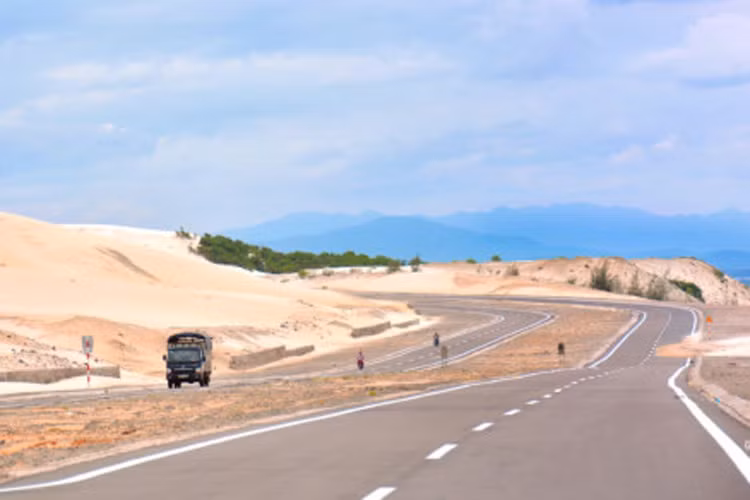 Đoạn Bàu Trắng - Hòa Phú - Phan Rí Cửa sẽ khiến ta có cảm giác đi trên những con đường viễn Tây của Mỹ. Đường thẳng tắp xuyên qua những sa mạc cát mênh mông. Cát chuyển màu từ vàng sang đỏ, cuối cùng là màu trắng tinh bất tận.