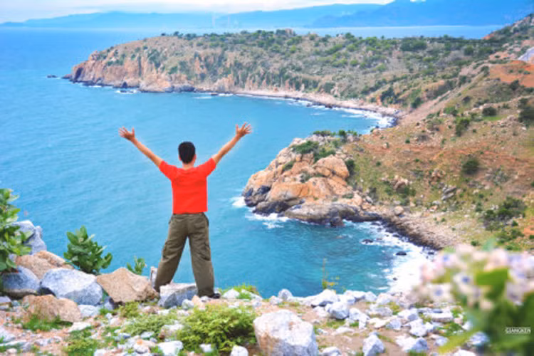 Từ đây, cung đường ven biển bắt đầu lên núi dốc để tới Phan Rang. Đường quanh co, hoang sơ và vắng lặng. Những mũi đất nhô ra biển với vách đá cheo leo, biển xanh ngắt mở ra trùm tầm mắt.