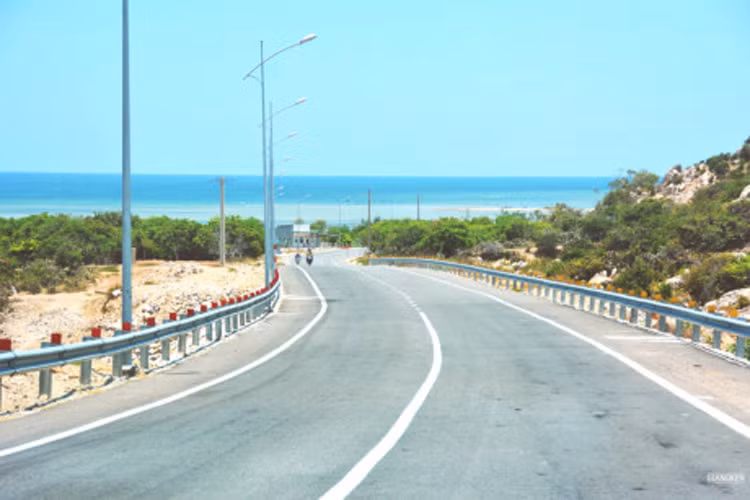 Hang Rái hấp dẫn các tay săn ảnh cùng vô số các bãi biển có tên đến không tên: Bình Tiên, Nước Ngọt, Chà Là, bãi Rạng, bãi Đá Lớn... Tất cả đều đẹp như mơ với bãi cát trắng, sóng vỗ ì oạp bên bờ đá.