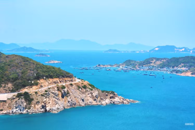 Đường từ Phan Rang đến Cam Ranh vẽ một vòng cung ôm lấy Vườn quốc gia Núi Chúa, nơi mà cả sa mạc và rừng thẳm đều hội tụ. Có thể nói đây là đoạn đẹp và hoang sơ nhất trong hành trình.