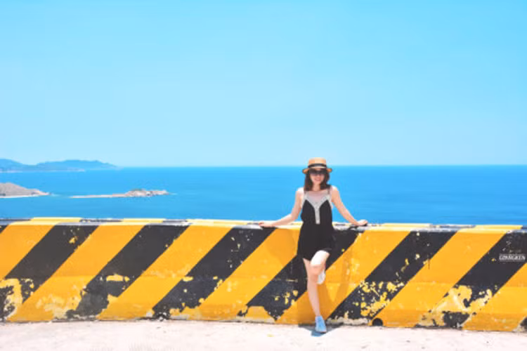 Hãy cẩn thận vì bạn có thể lạc tay lái, không phải vì đường quanh co mà bởi khung cảnh quá đẹp. Bên phải tay lái là vực biển cheo leo với những bãi đá xếp tầng xếp lớp, nước và trời xanh một màu không thực..