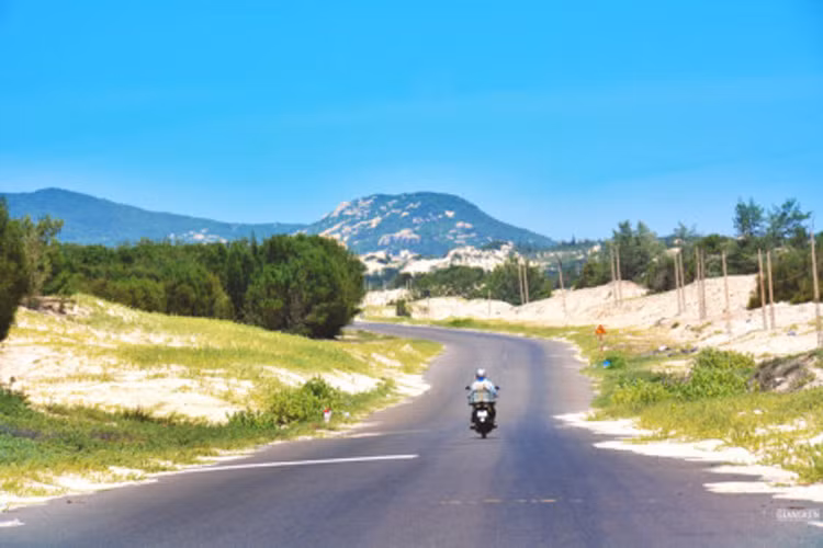 Qua vịnh Vân Phong, bạn có thể rẽ ngang để vào Đầm Môn, từ đây bắt đầu cung trekking qua nhiều địa hình tới mũi Đôi. Đoạn này vô cùng mê hoặc với những cồn cát trải dài, con đường vạch vàng huyền thoại.