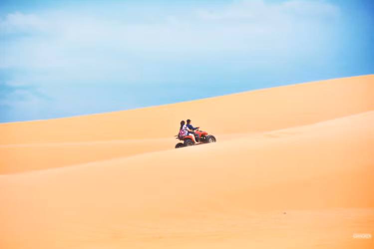 Bạn có thể dừng chân, chơi trượt cát ở Mũi Né, phóng motor hoặc xe địa hình chinh phục đồi cát Bàu Trắng. Đó là những trải nghiệm “thót tim” nhưng vô cùng đáng giá.