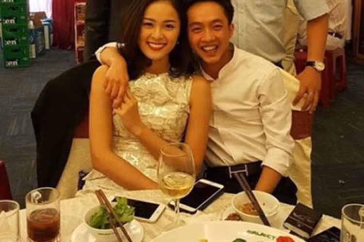 Cuối tháng 11/2015, Cường Đô la và Hạ Vi công khai đi dự một đám cưới ở Gia Lai. Sau đó, cả hai cùng đáp chuyến bay trở về Sài Gòn. Hạ Vi còn làm thư ký cho Cường Đô la vào tháng 1/2016. Ảnh: Báo đất việt