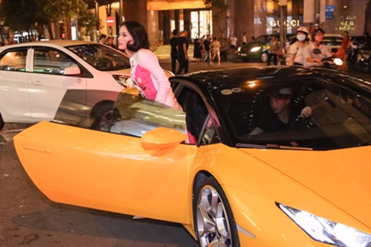 Tháng 10/2016, Cường Đô la bị bắt gặp đưa đón bạn gái đến sự kiện bằng siêu xe. Trước đó 2 tháng, cặp đôi bất ngờ hủy kết bạn trên Facebook đồng thời xóa sạch hình ảnh liên quan đến nhau. Ảnh: Báo giao thông