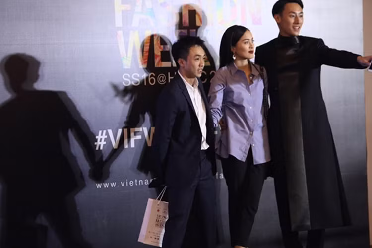 Sau tin đồn tình cảm gặp trục trặc, tháng 4/2016, Hạ Vi và Cường Đô la bất ngờ sánh đôi bên nhau tại một sự kiện thời trang. Trong chương trình, cả hai không ngần ngại thể hiện những hành động thân thiết. Ảnh: Thế giới trẻ