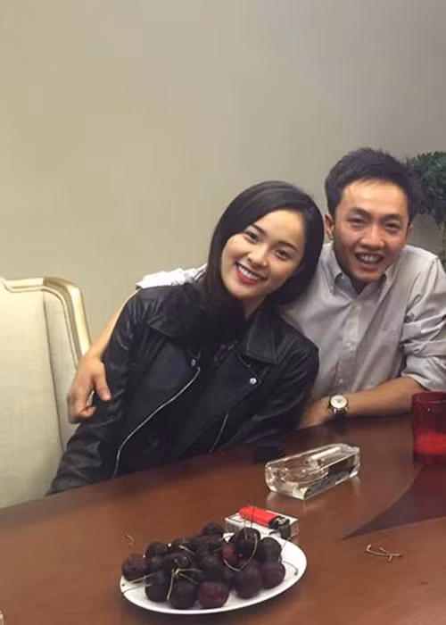 Trong thời gian hẹn hò, Hạ Vi và Cường Đô la đón năm mới cùng nhau. Khi tham gia một buổi tiệc mừng năm mới bên bạn bè dịp Tết Nguyên Đán 2016, cặp đôi không ngần ngại dành cho nhau những cử chỉ tình cảm. Ảnh: Công lý