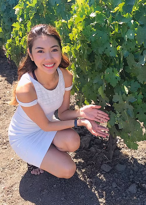 Cũng ở Napa, Mỹ, Á hậu Thúy Vân vừa đến thăm vườn nho và không quên thưởng thức rượu vang.