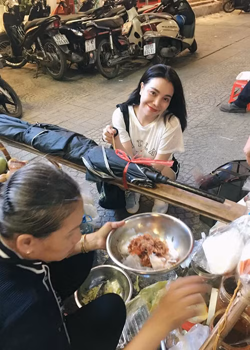 Trà Ngọc Hằng là một trong những mỹ nhân Việt ghiền món ăn đường phố nên cô không ngần ngại ngồi ăn món bánh tráng ở vỉa hè. Hình ảnh của người đẹp trong Hot Face sao Việt 24h gây thích thú.