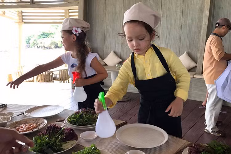 Cặp song sinh nhà sao Việt Hồng Nhung vô cùng hứng khởi với giờ học nấu ăn trong một chuyến đi nghỉ dưỡng cùng bố mẹ.