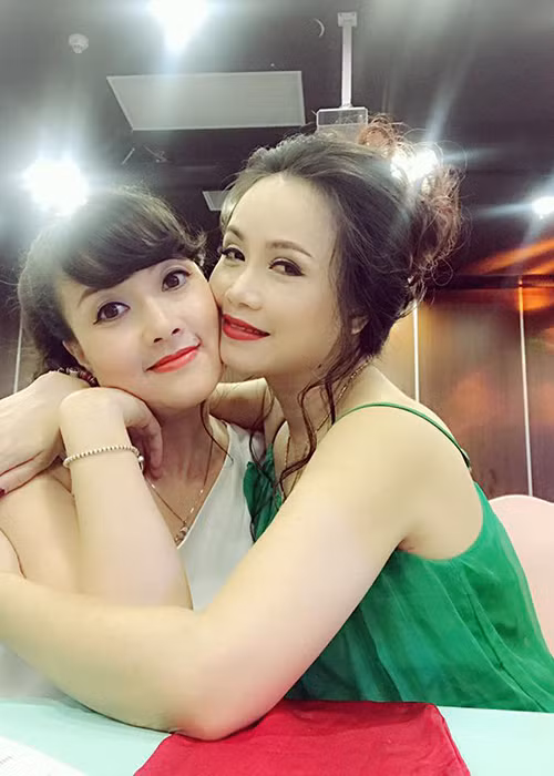 “Thấm thoát mà cũng gần 30 năm yêu nhau rồi đấy”, diễn viên Đào Hoàng Yến chú thích cho hình ảnh bên Vân Dung.