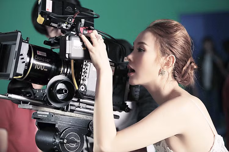 Minh Hằng thử làm quay phim trên trường quay bộ phim “Sắc đẹp ngàn cân”.