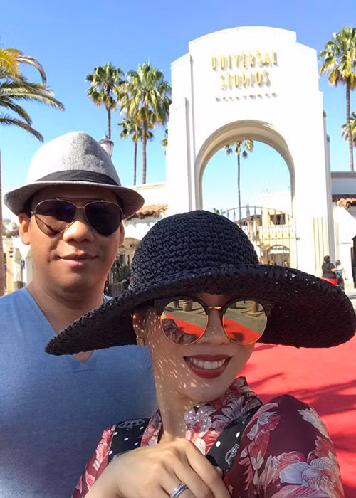 Vợ chồng ca sĩ Lệ Quyên tận hưởng một ngày tuyệt vời ở phim trường Universal Studios Hollywood.