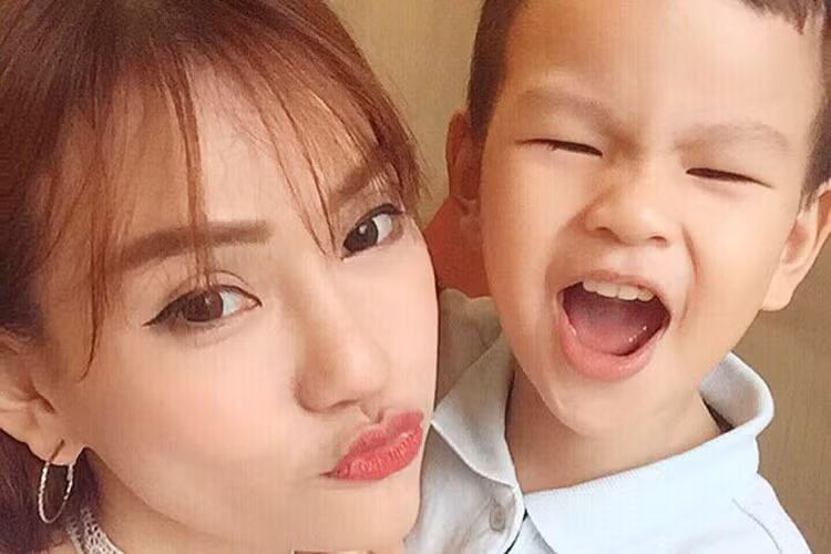 Ca sĩ Thu Thủy khoe khoảnh khắc nhí nhảnh của cô và con trai gần 3 tuổi.