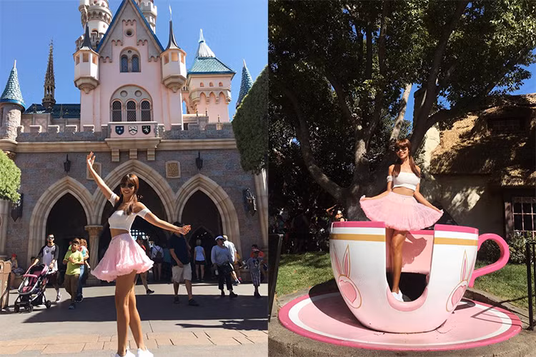 Siêu mẫu Hà Anh tạo dáng xì tin tại công viên giải trí Disneyland, Mỹ. "Hôm nay nàng được sống đúng với tuổi, sở thích và đam mê của mình", cô chia sẻ.