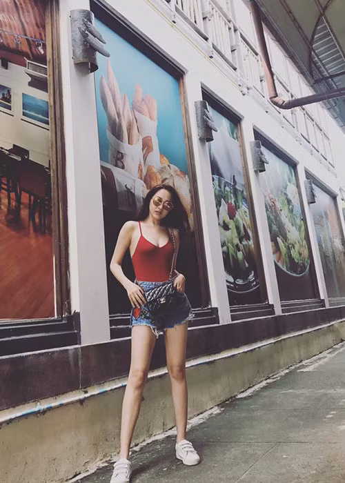 Bảo Anh mặc áo 2 dây khoe vòng một gợi cảm khiến người đối diện khó rời mắt.