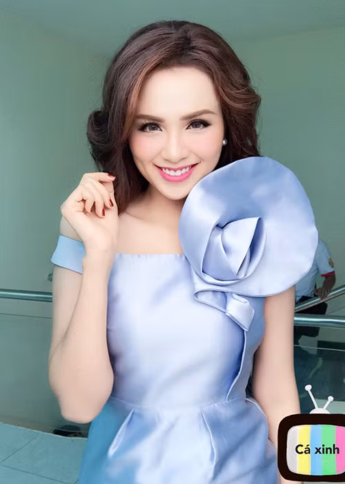 Đi làm MC chương trình, Diễm Hương được khen xinh đẹp như đi thi hoa hậu.