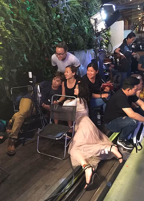 "Bá đạo trên từng hạt gạo. Xem lại cảnh quay mà chúng em tạo dáng mỏi hết người", Ngô Kiến Huy chú thích cho hình ảnh hậu trường bên Nhã Phương.