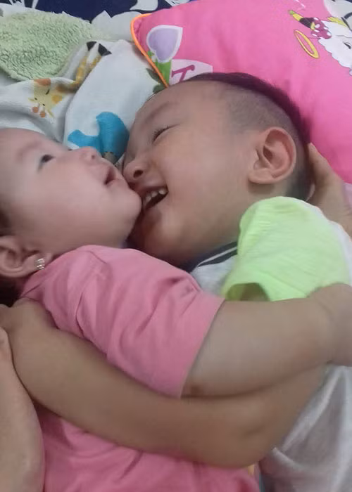 Bé Su Hào là cậu con trai đầu lòng của Tuấn Hưng. Cậu bé rất yêu cô em gái nhỏ đáng yêu của mình. Ảnh: FBNV