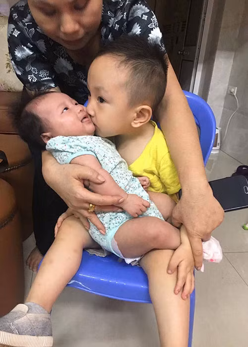 Đối với cựu huấn luyện viên Giọng hát Việt, cậu con trai và cô con gái là báu vật. “Tất cả cuộc đời chỉ có từng đây thôi đấy”, Tuấn Hưng chia sẻ. Ảnh: FBNV