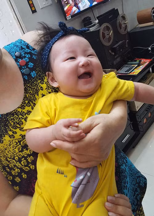 Nhóc tì thứ 2 nhà Tuấn Hưng hiện được hơn 4 tháng tuổi và trông khá bụ bẫm, đáng yêu. Ảnh: FBNV