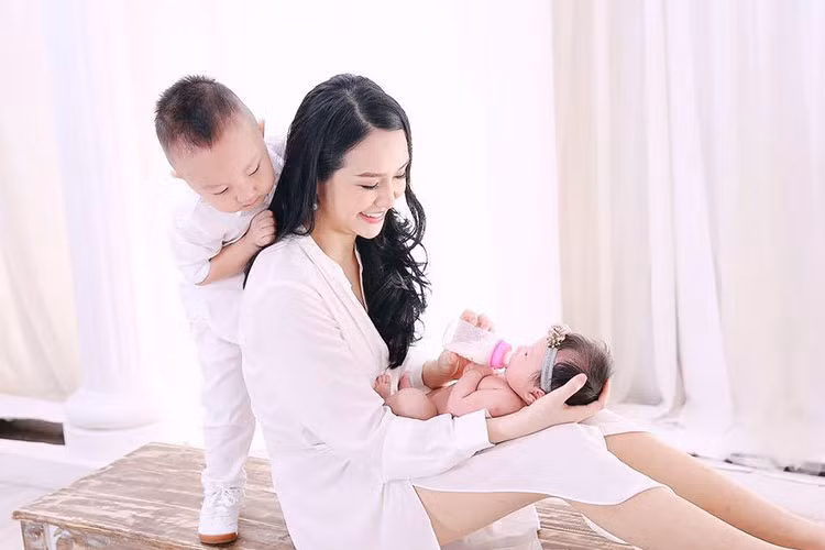 Vợ chồng Tuấn Hưng lần đầu tiết lộ hình ảnh cô công chúa nhỏ của mình khi bé chuẩn bị tròn 1 tháng tuổi. Ảnh: FBNV