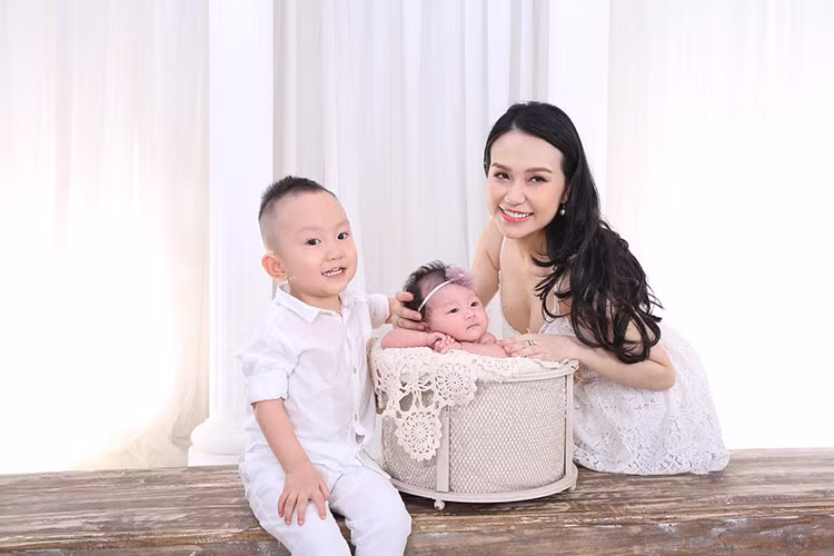 Ban đầu, nam ca sĩ chọn tên Khánh Anh cho thiên thần nhỏ thứ 2 của mình. Tuy nhiên, khi đang ở Mỹ, nghe vợ báo tin vui có con gái, Tuấn Hưng đặt tên bé là Mỹ Anh. Ảnh: FBNV