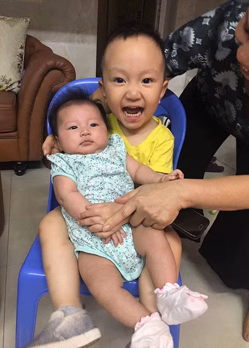 Chia sẻ hình ảnh bé Mỹ Anh nằm ngoan ngoãn trong lòng của cậu anh trai Su Hào, Tuấn Hưng viết: “Bố đi làm nhưng tim bố để ở nhà”. Ảnh: FBNV