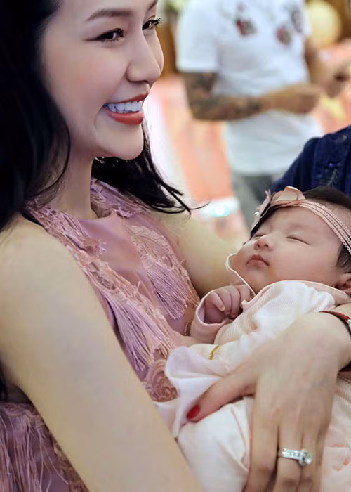 Ngày 19/4, trở về từ chuyến lưu diễn Mỹ, ca sĩ Tuấn Hưng và bà xã tổ chức tiệc đầy tháng hoành tráng cho bé Mỹ Anh. Ảnh: FBNV