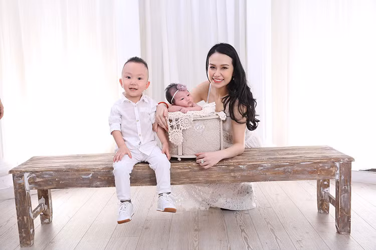 Vợ chồng Tuấn Hưng đặt tên thân mật cho bé Mỹ Anh là Son với lý do “Son” thể hiện sự may mắn cũng như thỏi son là vật bất ly thân với người con gái. Ảnh: FBNV