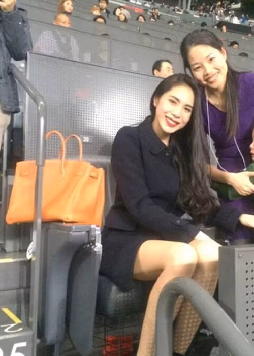 Khi Công Vinh còn thi đấu, Thủy Tiên thường xuyên đến cổ vũ chồng. Trong ảnh, cô có mặt ở Nhật Bản để ủng hộ tinh thần Công Vinh vào năm 2013. Ảnh: Khám phá