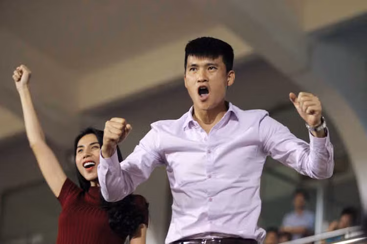 Sự cổ vũ nhiệt tình của Thủy Tiên giúp cô ghi điểm với fans của cựu cầu thủ Công Vinh. Ảnh: Bóng đá plus