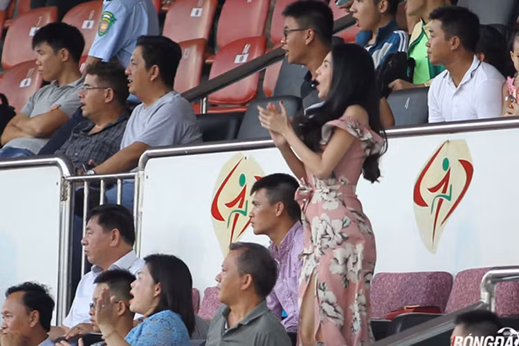 Mới đây, Thủy Tiên xuất hiện trên khán đài trong ngày Công Vinh được tri ân bởi những đóng góp của tiền đạo này cho bóng đá xứ Nghệ. Ảnh: Thể thao Việt Nam