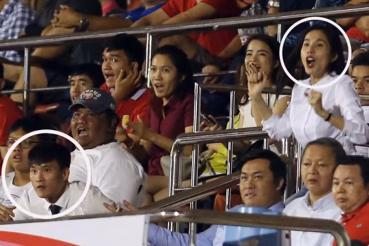 Đến xem đội bóng mới của Công Vinh thi đấu, Thủy Tiên hết mình cổ vũ cho các cầu thủ của ông xã. Ảnh: Tiền Phong